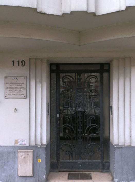 Entrée du 119 boulevard Davout. Février 2025. Plaque commémorative de Félix Cadras. Photo Mémoire Vive.