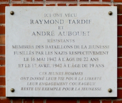 La plaque apposée à gauche du porche… © Mémoire Vive