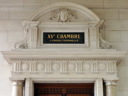 Palais de Justice de Paris, île de la Cité, Paris 1er. Tribunal correctionnel, un des porches du 1er étage. (montage photographique)