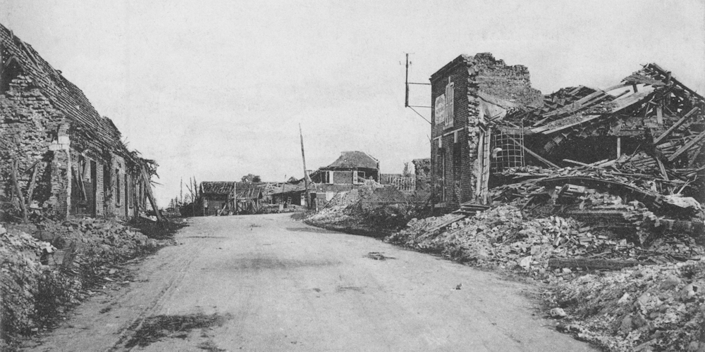 Grivesnes. La rue de Montdidier à la fin de la Grande Guerre. Carte postale, collection Mémoire Vive.