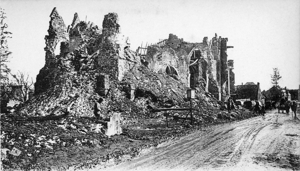 Ruines de l’église de Lassigny. Carte postale. Collection Mémoire Vive.