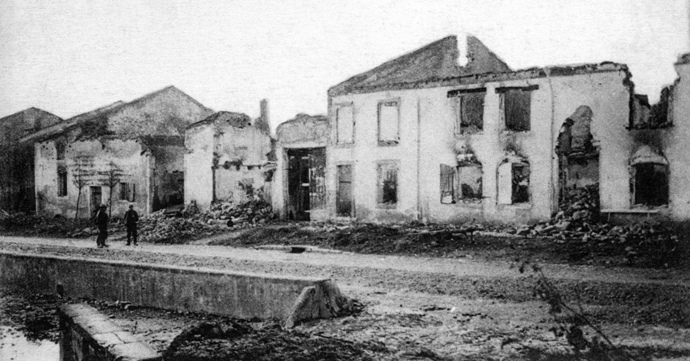 Réméreville, « aspect du village après le passage des barbares ». Carte postale, collection Mémoire Vive.