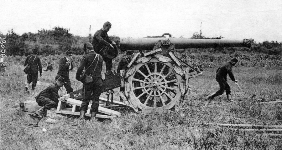 Artillerie lourde française, mise en batterie d’une pièce de 155 long. Carte postale, collection mémoire Vive.