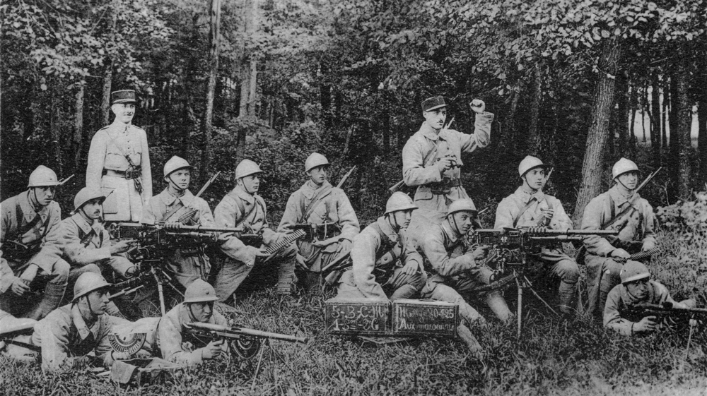 Mitrailleurs à l’exercice, en manœuvre à l’arrière du front. Carte postale non datée. Coll. Mémoire Vive
