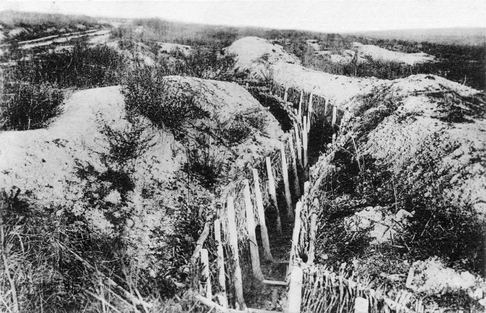 Boyau conduisant au fort de Douaumont. Carte postale des années 1920. Coll. Mémoire Vive.