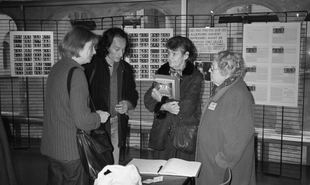 Le 3 décembre 2000, lors de l’assemblée générale de l’association à Rouen “Cécile” et Madeleine Odru dialoguent avec Danick Florentin et Gilbert Lazaroo, professeurs de collège, respectivement intervieweuse et opérateur-réalisateur de monographies-vidéo de ”45000” et “31000”. © Mémoire Vive.