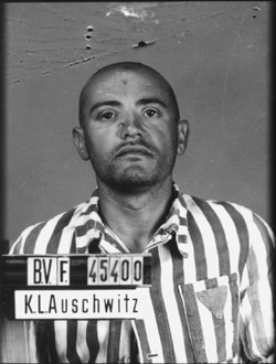 Auschwitz-I, le 8 juillet 1942. Musée d’État d’Auschwitz-Birkenau, Oświęcim, Pologne. Coll. Mémoire Vive. Droits réservés.