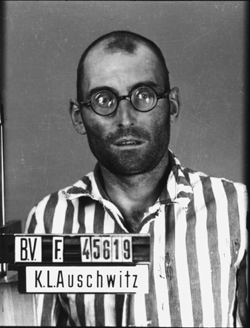 IDENTIFICATION INCERTAINE… Auschwitz-I, le 8 juillet 1942. Musée d’État d’Auschwitz-Birkenau, Oświęcim, Pologne. Coll. Mémoire Vive. Droits réservés.