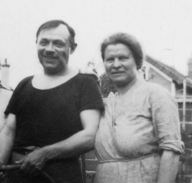 Adrien et Cornélie, dans leur jardin. Date inconnue, probablement peu de temps avant la guerre.