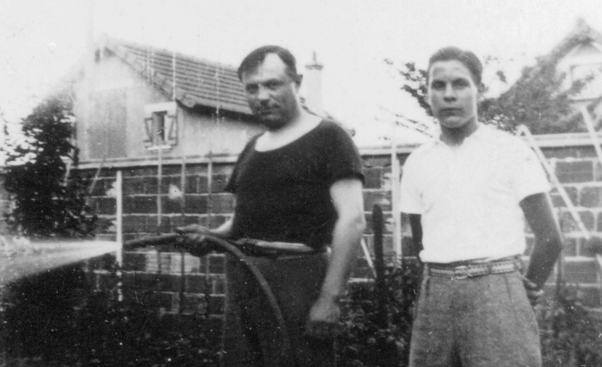 Adrien et Serge dans le jardin.