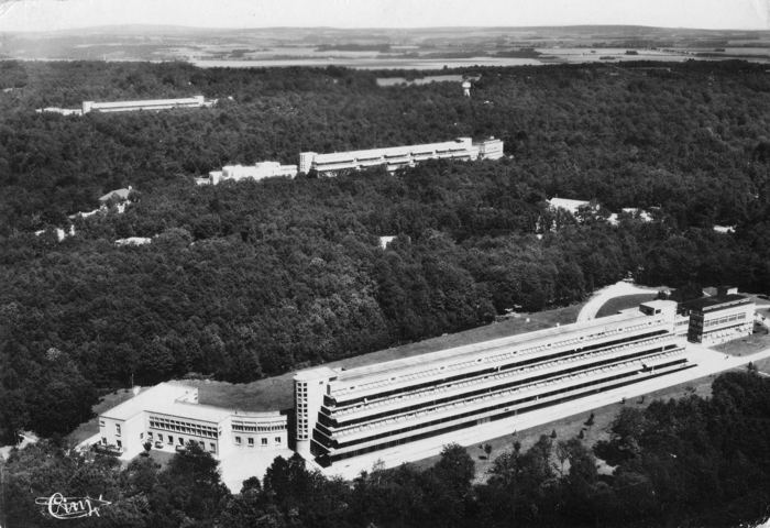 Aincourt. Le sanatorium de la Bucaille. Au premier plan, le pavillon qui fut transformé en camp d’internement. Carte postale oblitérée en 1958. Coll. Mémoire Vive.