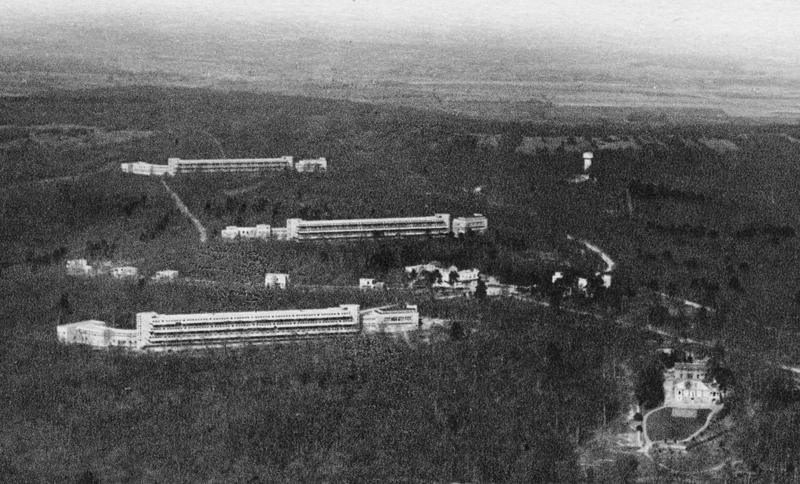 Le sanatorium de la Bucaille à Aincourt dans les années 1930. Le centre de séjour surveillé a été installé dans la longue bâtisse située au premier plan à gauche. Afin de pouvoir y entasser les détenus, il a fallu y transporter le mobilier des autres bâtiments. Carte postale. Collection Mémoire Vive.