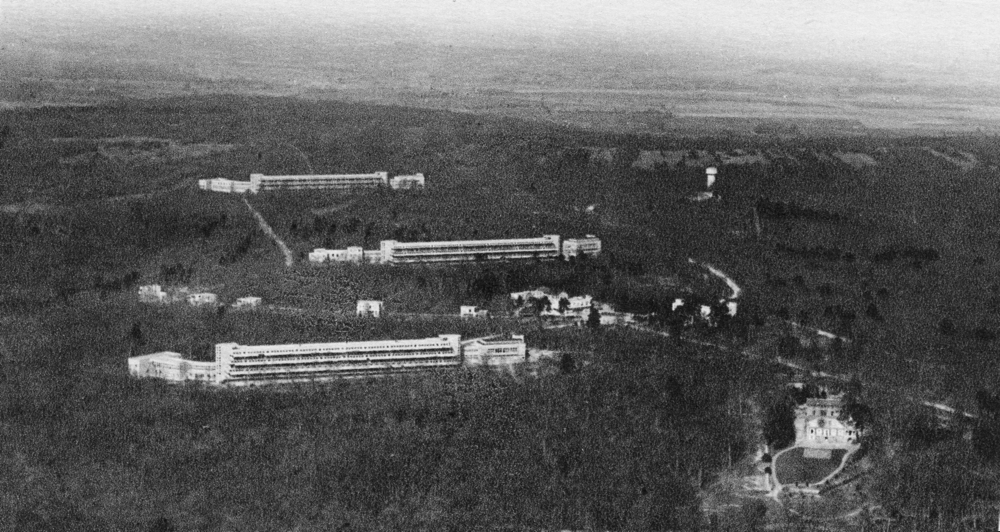 Le sanatorium de la Bucaille à Aincourt dans les années 1930. Le centre de séjour surveillé a été installé dans la longue bâtisse située au premier plan à gauche. Afin de pouvoir y entasser les détenus, il a fallu y transporter le mobilier des autres bâtiments. Carte postale. Collection Mémoire Vive.