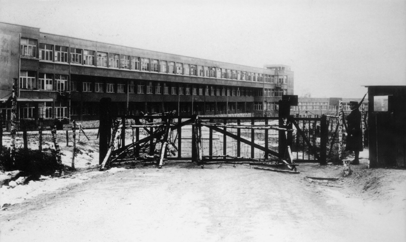 Entrée du centre de séjour surveillé d’Aincourt Tel qu’il est photographié, le pavillon Adrien Bonnefoy Sibour ne laisse pas entrevoir la grande forêt qui l’entoure et l’isole de la campagne environnante. Droits réservés.