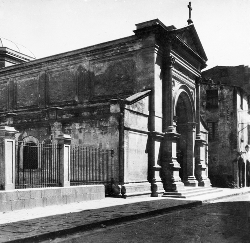 Le porche de la Chapelle Impériale, dans la rue Fesch. Le n° 48 est situé un peu plus loin sur le même trottoir.