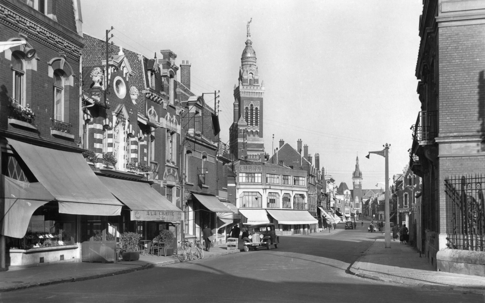 Albert. Avenue Georges Clémenceau. Sur le trottoir de gauche, la deuxième devanture est celle du café-tabacs La Civette, enseigne toujours visible en 2021. Carte postale, collection Mémoire Vive.