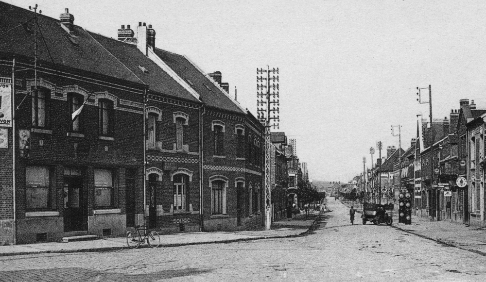 Albert. L’avenue de la République dans les années 1900. Carte postale. Collection Mémoire Vive.