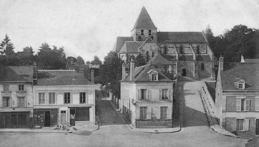 Amboise, la place et l’église Saint-Denis dans les années 1900. La commune de Saint-Denis-Hors commence quelques mètres derrière l’église. La route d’Amboise à Bléré (par la forêt) s’ouvre juste à côté de la deuxième maison à gauche. Carte postale, collection Mémoire Vive.