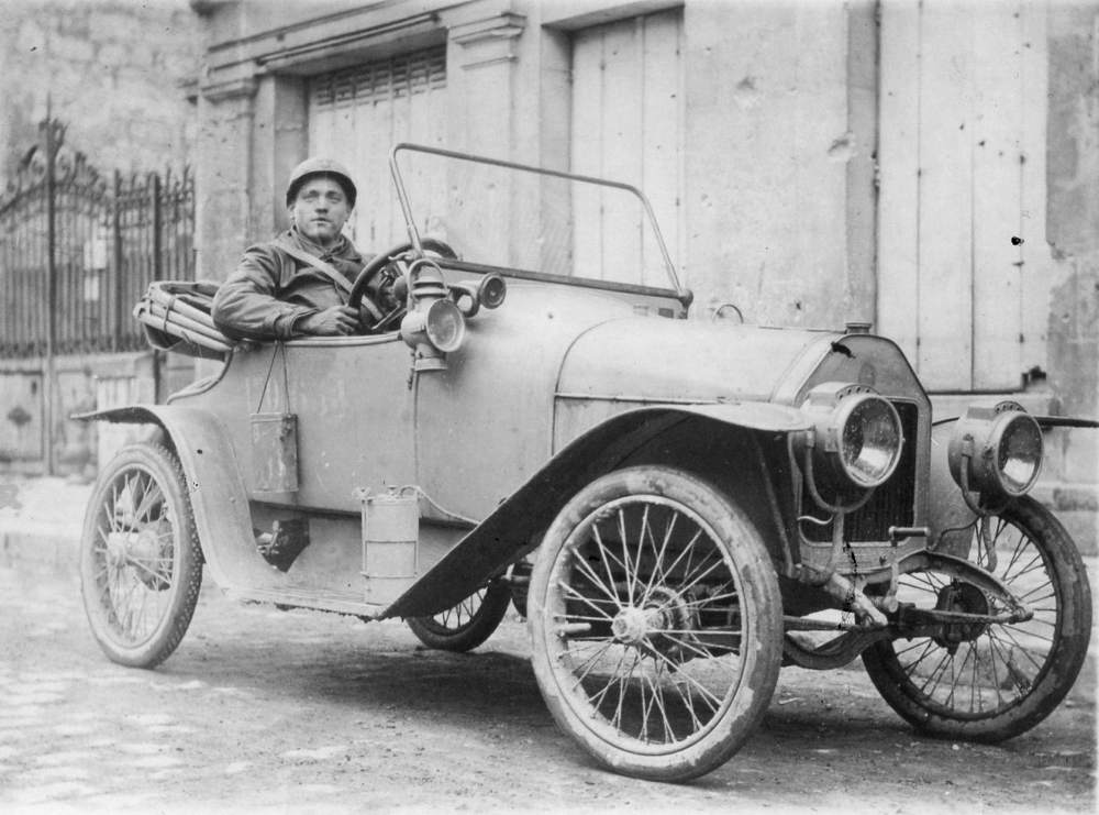 René Boulanger dans une automobile le Zèbre. © Collection Emmanuelle Lebeau.