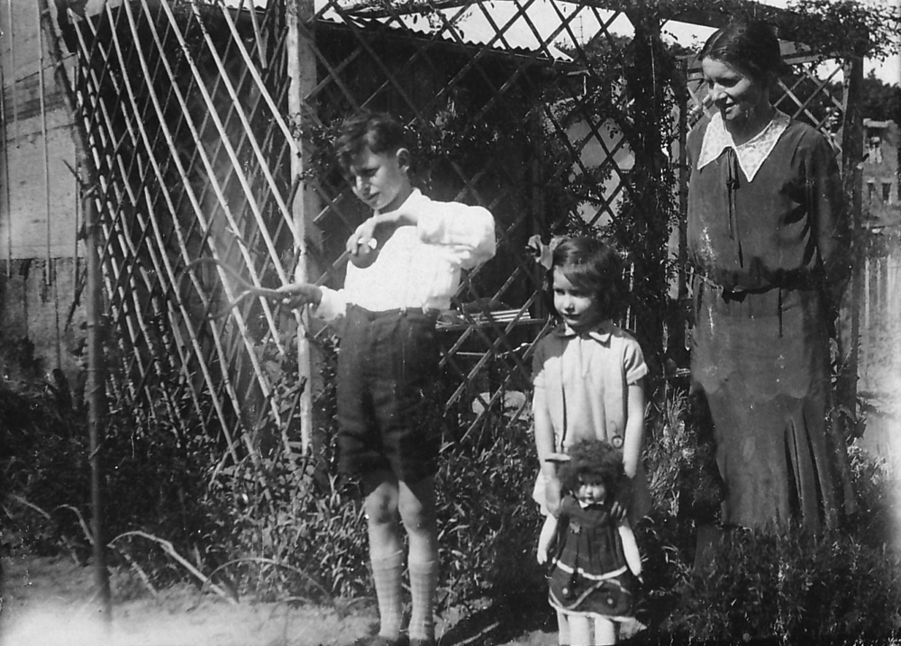 Jeanne et ses enfants dans leur jardin du 40, rue Raymond-Simon vers 1930-1931. © Collection Jeannine Chalié.