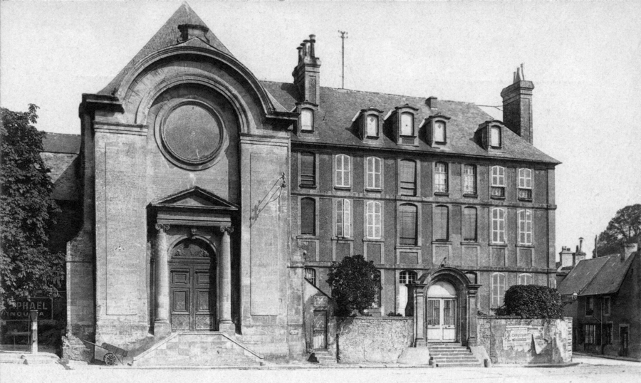 La gendarmerie et la prison de Bayeux dans les années 1900, ancienne chapelle de la Charité. Carte postale, collection Mémoire Vive.