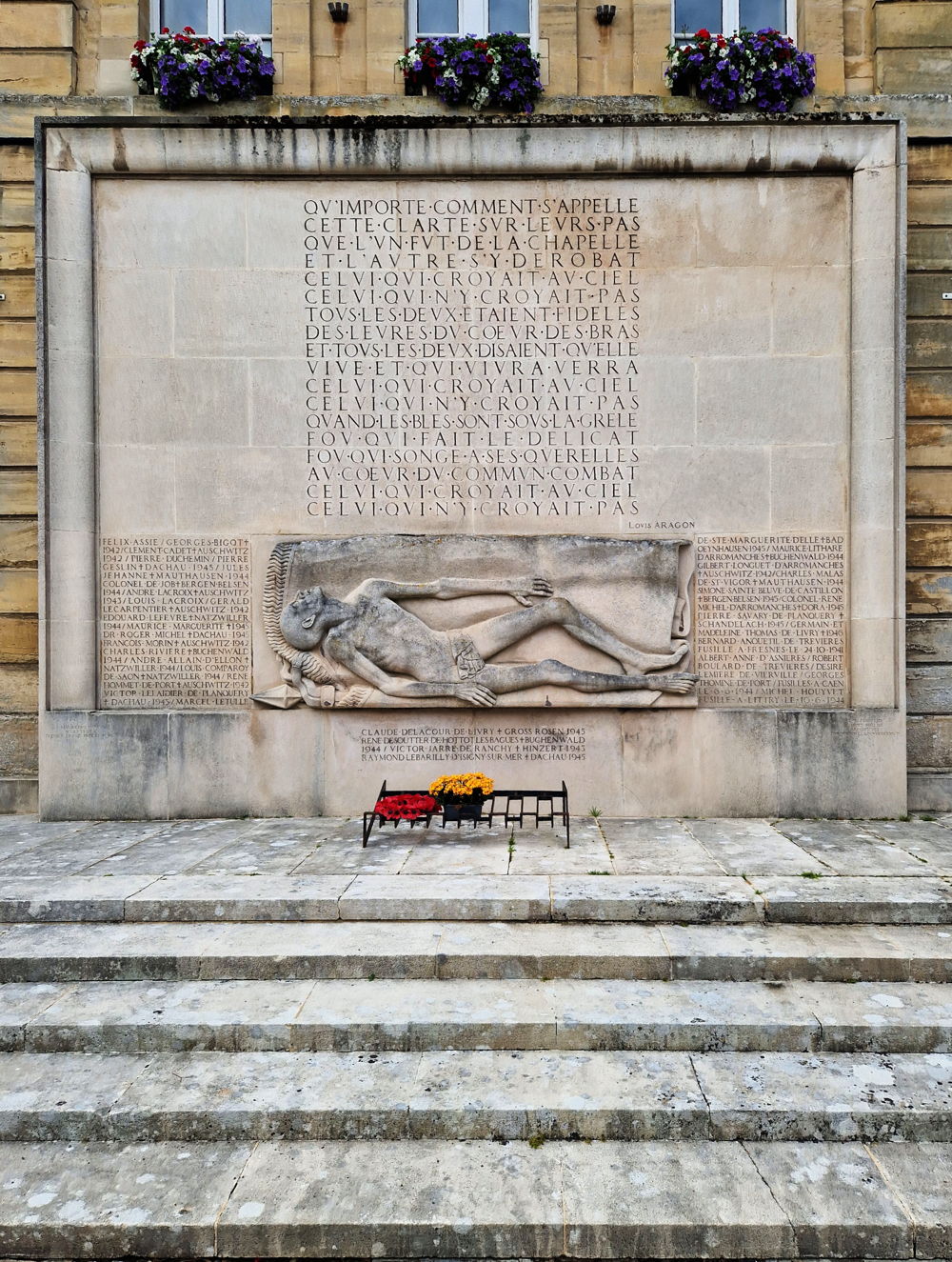 Bayeux, monument de la déportation, façade du palais épiscopal, Georges et Gilbert Hallier, architectes, bas-relief d’Ulysse Gemignani, sculpteur, 1906-1973. Qu’importe comment s’appelle Cette clarté sur leurs pas Que l’un fut de la chapelle Et l’autre s’y dérobât Celui qui croyait au ciel Celui qui n’y croyait pas Tous les deux étaient fidèles Des lèvres du cœur des bras Et tous les deux disaient qu’elle Vive et qui vivra verra Celui qui croyait au ciel Celui qui n’y croyait pas Quand les blés sont sous la grêle Fou qui fait le délicat Fou qui songe à ses querelles Au cœur du commun combat Celui qui croyait au ciel Celui qui n’y croyait pas (La rose et le réséda, extraits, Louis Aragon)