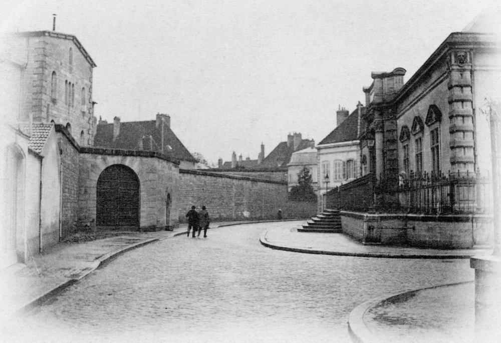 Beaune, la prison (à gauche) et le Palais de Justice dans les années 1900. Carte postale. Collection Mémoire Vive.