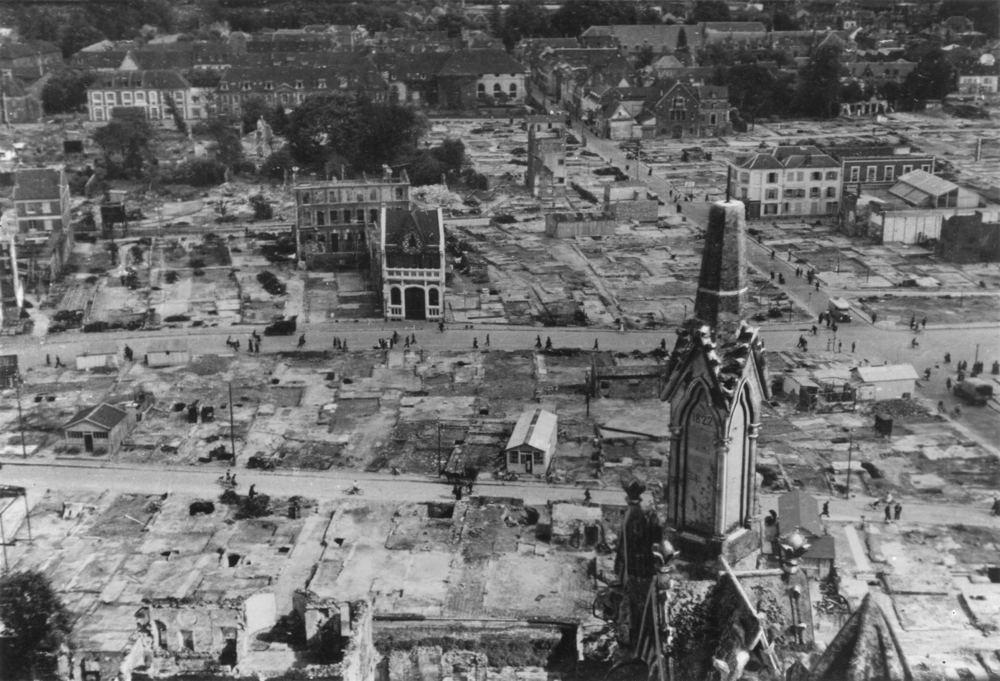 Beauvais. Vue générale sur la ville déblayée après les bombardements du 5 au ! juin 1940. Carte postale. Collection Mémoire Vive.