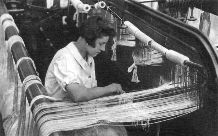 Beauvais. Usine Lainé, nouage d’une chaîne de couverture. Carte postale non datée. Coll. Mémoire Vive.
