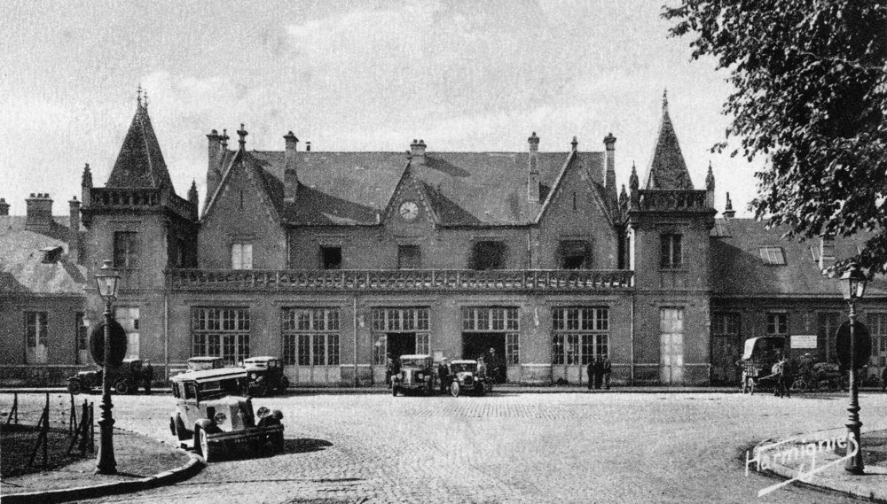 La gare de Beauvais. Carte postale oblitérée en 1935, mais plutôt éditée dans les années 1920. Coll. Mémoire Vive.