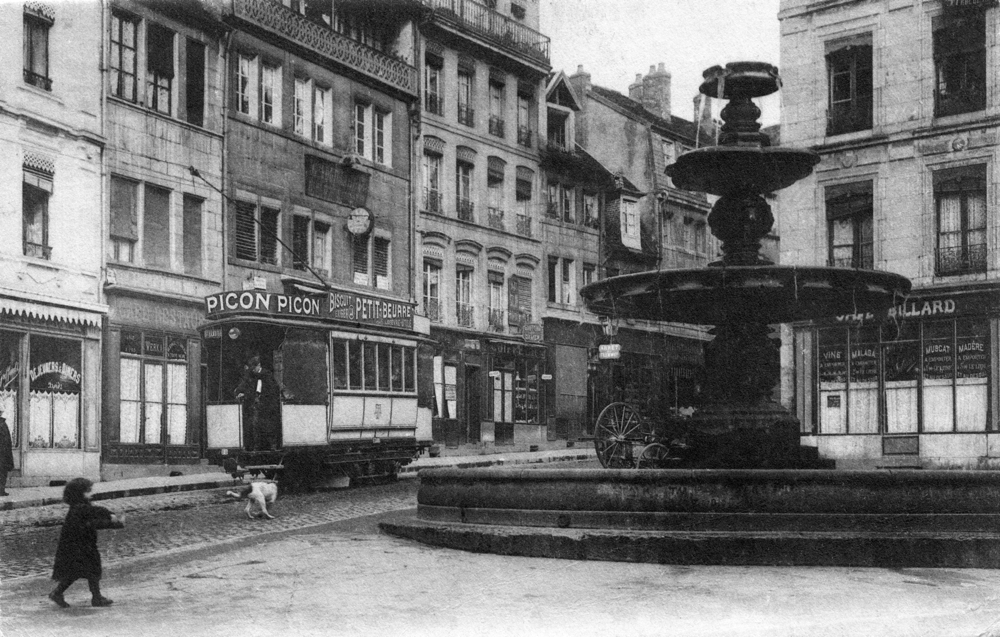 Besançon. La place Bacchus dans les années 1900. Carte postale. Collection Mémoire Vive.