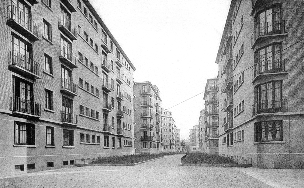 Billancourt, avenue des Moulineaux, intérieur des H.B.M. Carte postale “voyagée” en 1930. Collection Mémoire Vive.
