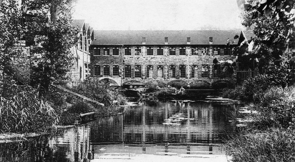 Bologne. Le bief et les Forges dans les années 1900. Carte postale. Collection Mémoire Vive.