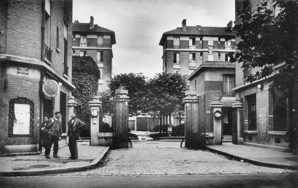 Bondy. Entrée des HBM, place Albert-Thomas. Carte postale des années 1930-1940, collection Mémoire Vive.