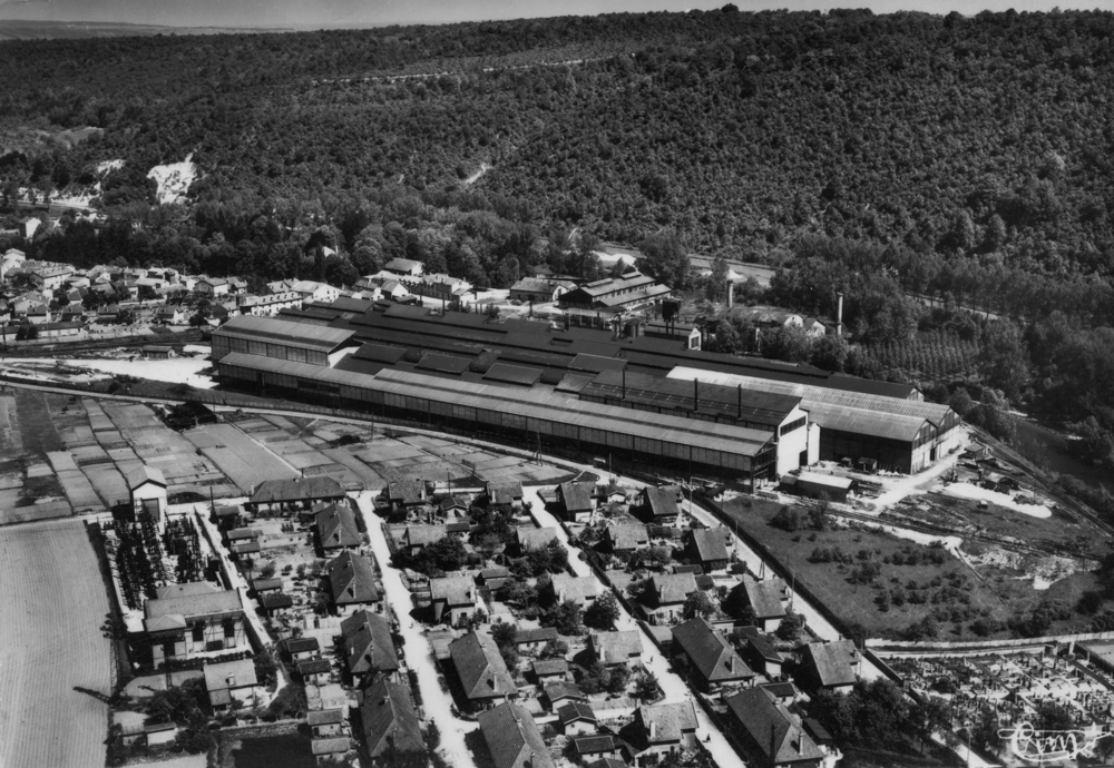 Buxières-lès-Froncles, les cités et l’usine dans les années 1950. Carte postale, collection Mémoire Vive.