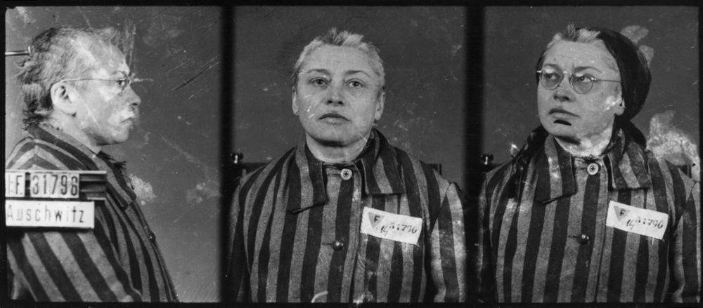Photographiée à Auschwitz-I, le 3 février 1943,;selon les trois vues anthropométriques de la police allemande. Musée d’État d’Auschwitz-Birkenau, Oświęcim, Pologne. Collection Mémoire Vive. Droits réservés.