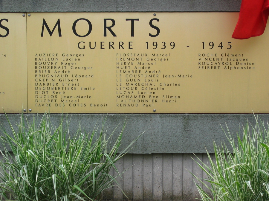 Sur le monument aux morts de l’hôpital du Kremlin-Bicêtre, un “45000” (1ère colonne) et deux “31000” (3e colonne). Photo Mémoire Vive, 2004.