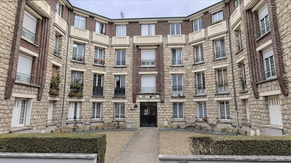 L’immeuble de la rue Étienne-Dolet Une plaque commémorative au nom de Paul Cruet a été apposée au-dessus de la porte centrale.