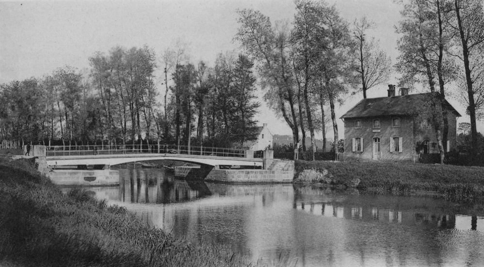Caen. Le pont de Calix dans les premières années 1900. Carte postale, collection Mémoire Vive.