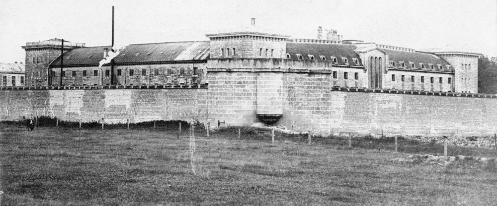 Caen, la maison centrale de la Maladrerie dans les années 1900. Carte postale, collection Mémoire Vive.
