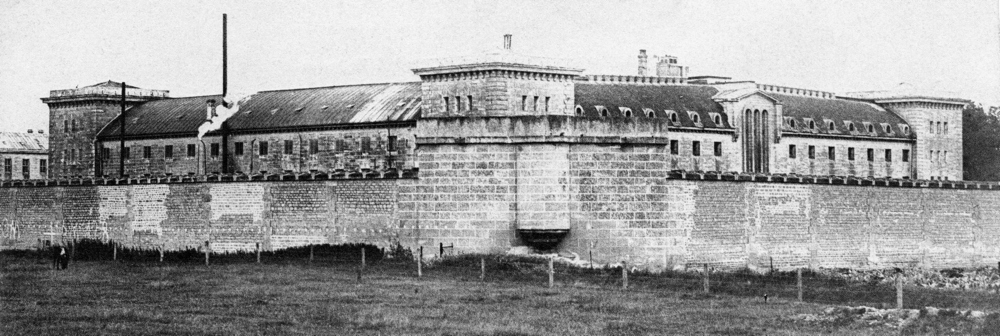 Caen, la maison centrale de la Maladrerie dans les années 1900. Carte postale, collection Mémoire Vive. Caen, la maison centrale de la Maladrerie dans les années 1900. Carte postale, collection Mémoire Vive.