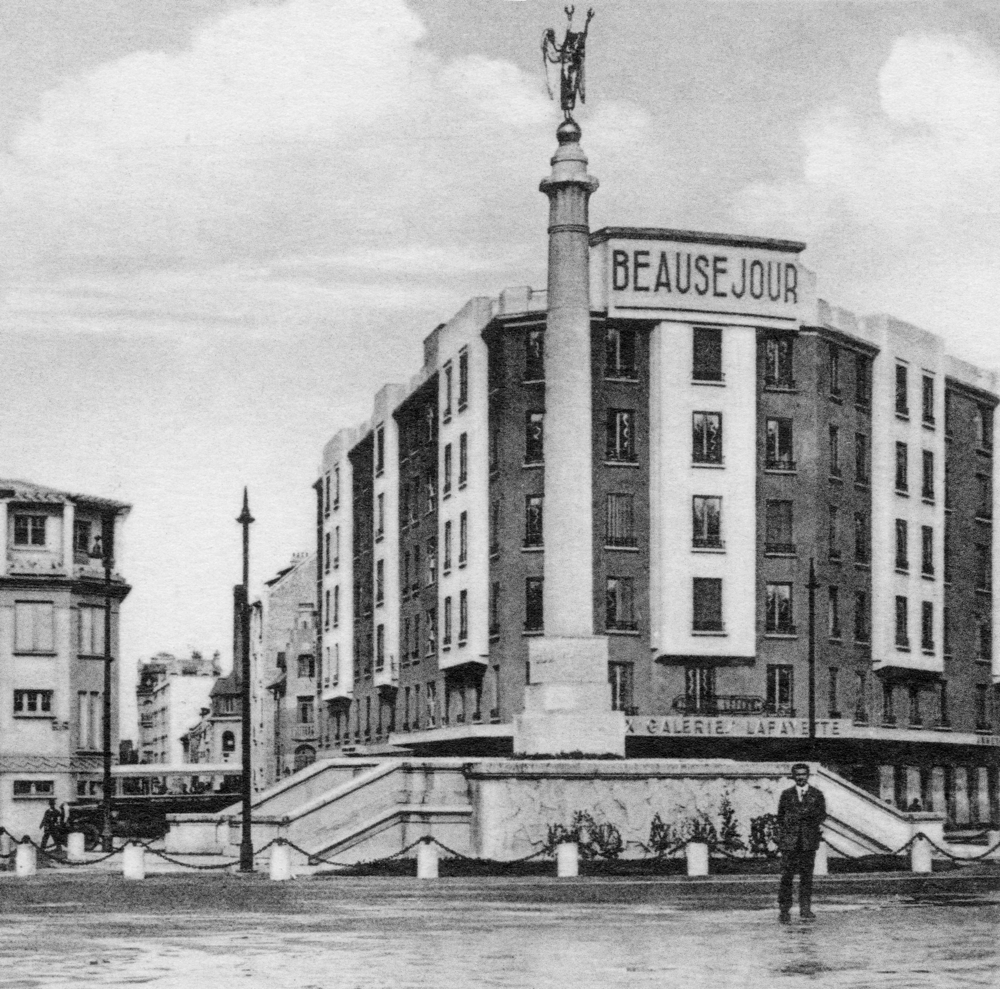 JPEG - 147.4 ko Les Galeries Lafayettes de Caen, au pied de l’immeuble Beauséjour, place Foch, derrière le Monument aux Morts de 1914-1918, et à côté le la Feldkommandantur 723, installée dans l’Hôtel Malherbe. Carte postale. Coll. Mémoire Vive.