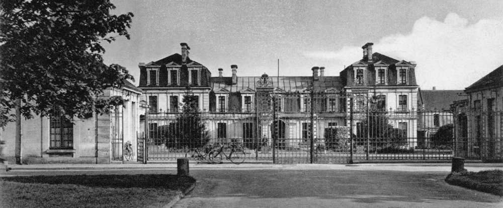 Entrée de l’hôpital de Caen dans les années 1930. Carte postale. Coll. Mémoire Vive.
