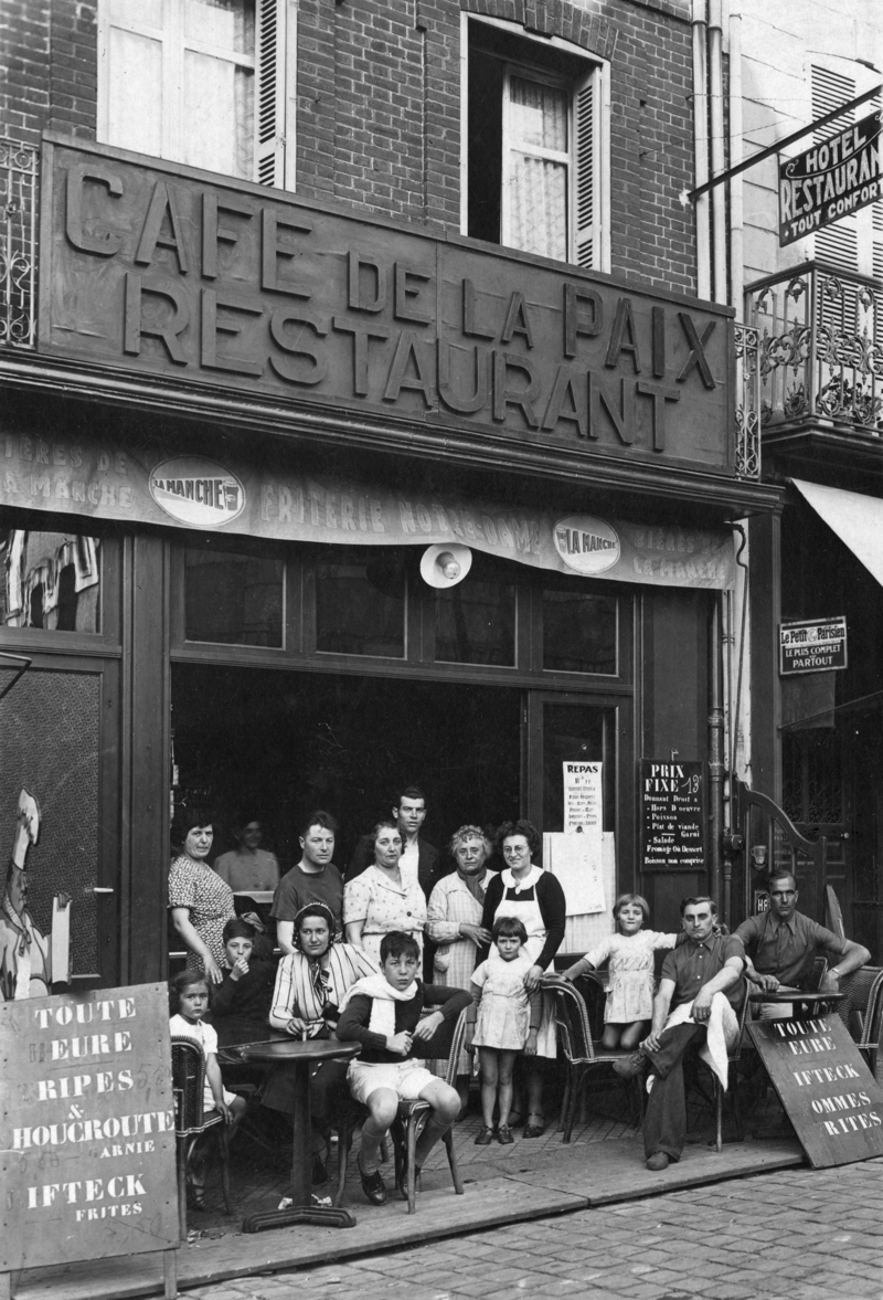 Au Tréport. Pierre Bertolino est assis à droite, les jambes couverte d’un tablier ou d’un torchon blanc. Collection Danièle Laresse. Droits réservés.