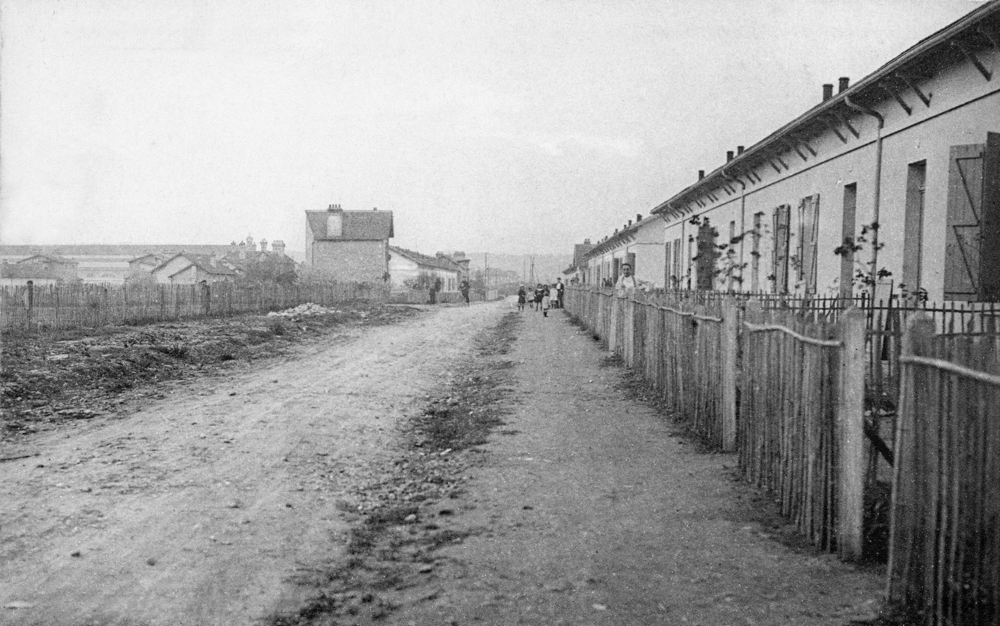Champagne-sur-Seine, cité Aubépine, rue Henri-Paul. En terre battue à la création de la cité en 1921, les voies d’accès ne furent goudronnées que vers 1958, par la municipalité. Carte postale non datée. Coll. Mémoire Vive.
