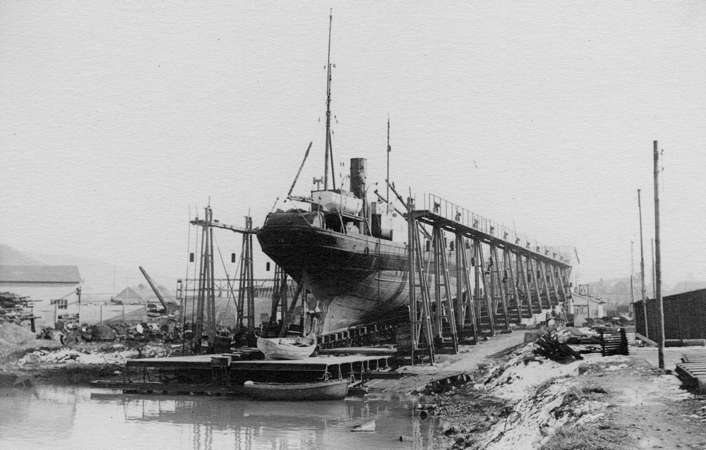 Les Chantiers de Normandie (date de prise de vue inconnue). Recueil de photographies offert par les militants de Seine-Inf. à Maurice Thorez pour son cinquantième anniversaire (1950). Archives municipales d’Ivry-sur-Seine, fonds Thorez-Vermeersch, don des héritiers. Tous droits réservés. Les Chantiers de Normandie (date de prise de vue inconnue). Recueil de photographies offert par les militants de Seine-Inférieure à Maurice Thorez pour son cinquantième anniversaire (1950). Archives municipales d’Ivry-sur-Seine, fonds Thorez-Vermeersch, don des héritiers. Tous droits réservés.