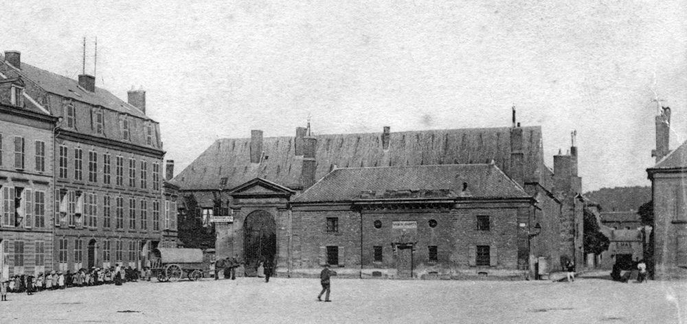 Charleville, la place Carnot au début des années 1900. À fond, la Maison d’arrêt. Carte Postale. Collection Mémoire Vive.