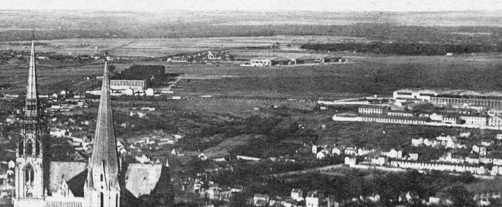 Chartres. Au-delà des tours de la cathédrale, le camp d’aviation. Carte postale. Collection Mémoire Vive.