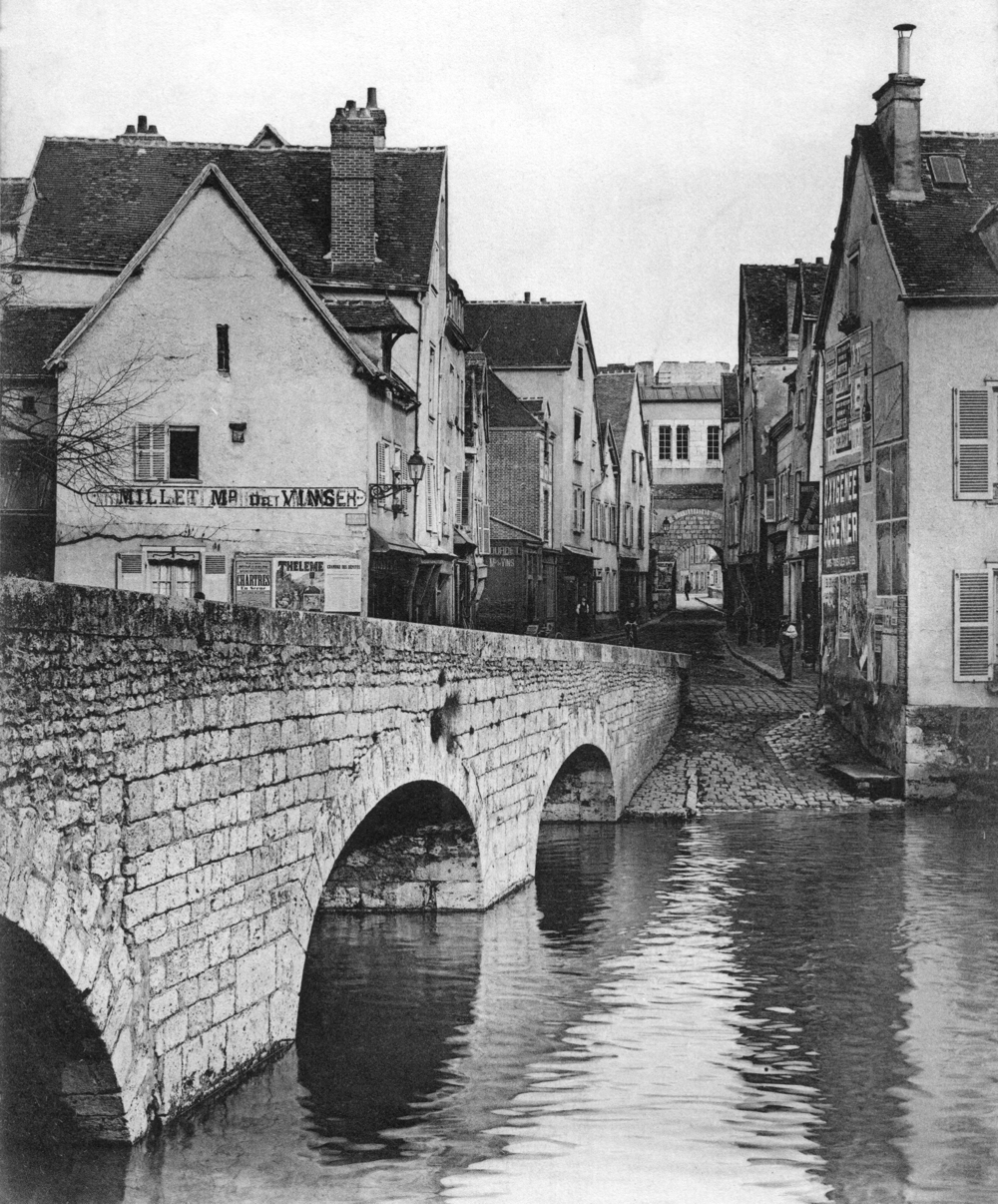 Chartres. Le pont Bouju et la rue (de la) Porte Guillaume, dans les années 1910. Le n° 5 devrait être la troisième maison à gauche après la lanterne. Carte postale, collection Mémoire Vive.
