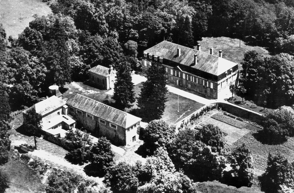Montignac-sur-Vézère, le château du Sablou, colonie de vacance d’Alfortville après guerre. Carte postale des années 1950. Collection Mémoire Vive.